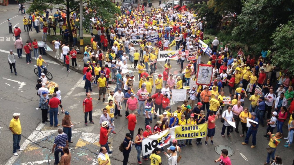 A las 9:50 de la mañana centenares de personas iniciaron la marcha del No+ en el Teatro Pablo Tobón Uribe. FOTO JULIO CESAR HERRERA