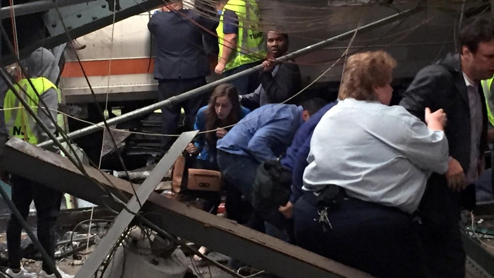 El tren, que después del choque se detuvo en el interior de un área techada de la plataforma, desplomó una estructura de metal que cubría el zona. FOTO AFP