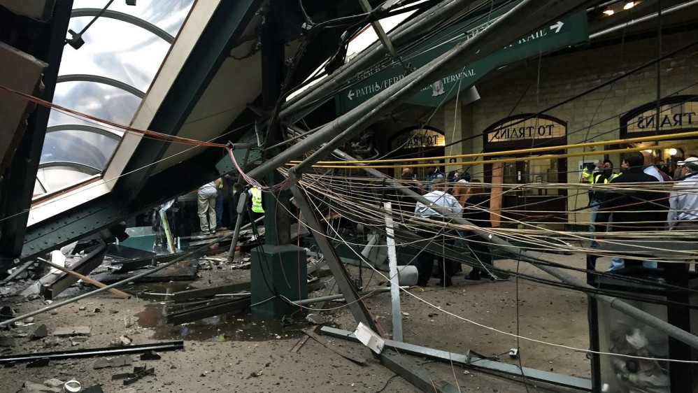 Las autoridades suspendieron el servicio de trenes en Hoboken, que está a unos 11 kilómetros de Nueva York, Estados Unidos. FOTO AFP