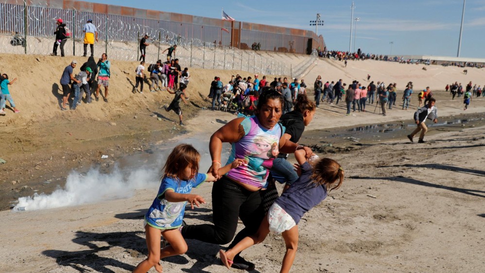 Una familia trata de protegerse de los gases lacrimógenos en Tijuana, México. Noviembre. Foto: Reuters.