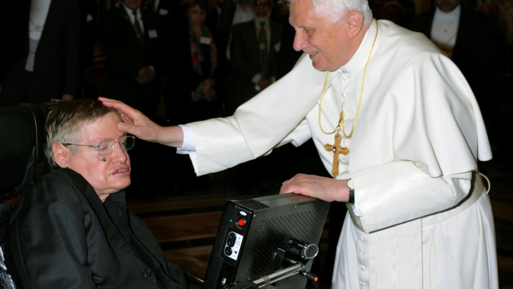 El Papa Benedicto XVI junto a Stephen Hawking durante una reunión de científicos en el Vaticano. FOTO REUTERS