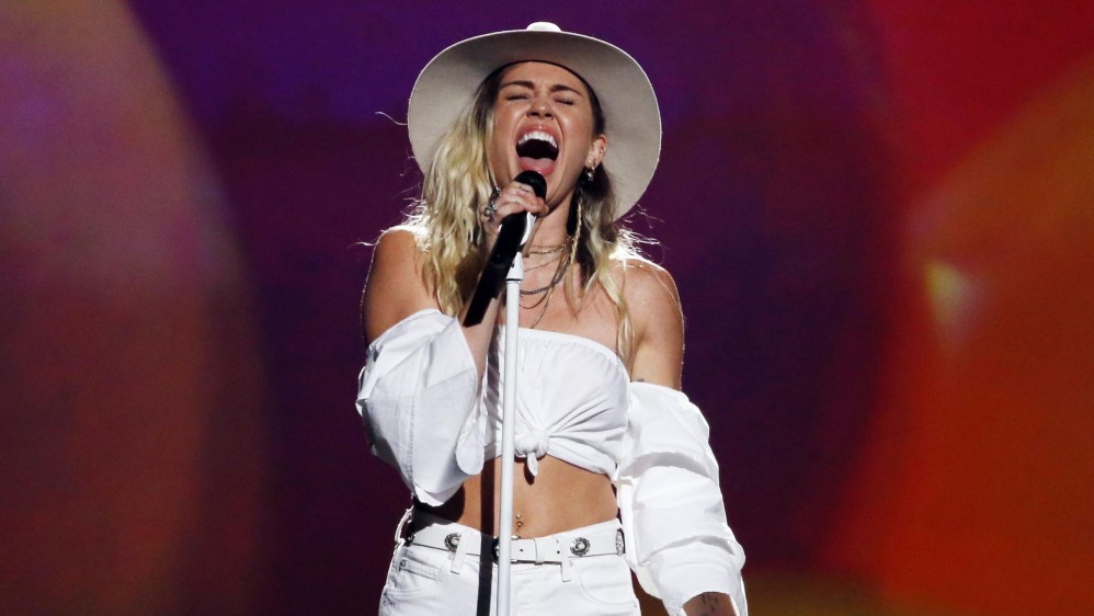 Miley Cirus lució muy country al cantar su nueva canción Malibú. FOTO Reuters