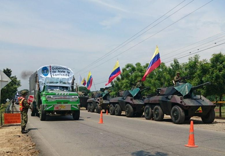 La caravana con la ayuda es escoltada por el Ejército y la Policía. FOTO CORTESÍA EJÉRCITO Y POLICÍA