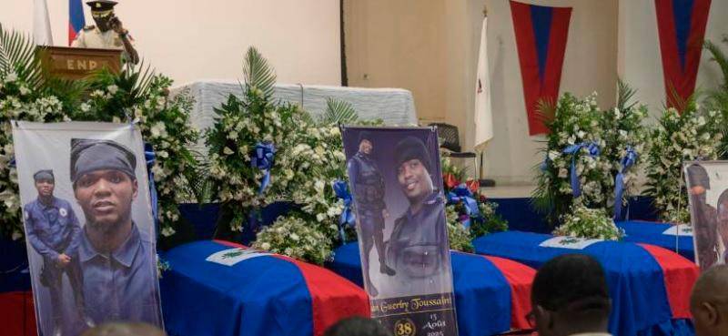 Decenas de policías han sido asesinados en la lucha contra las pandillas de Haití. FOTO: AFP