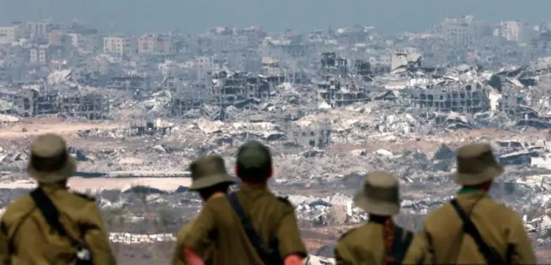 El Ejército de Israel ha desplazado tropas y tanques de guerra en las calles de Gaza desde el inicio de la ocupación en 2023. FOTO: AGENCIA AFP.
