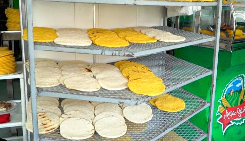 El evento ofrece 24 momentos académicos virtuales y presenciales y venta de arepas ancestrales con ocho portadores de tradición en la Plazuela San Ignacio.. FOTO cortesía
