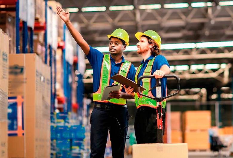  La convocatoria de auxiliares logísticos en Bogotá incluye salario base, variable y auxilio de transporte. FOTO: GETTY