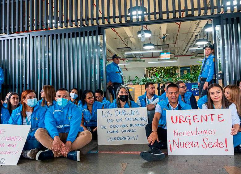 Funcionarios de la Personería hicieron plantón en la Alcaldía para reiterar la solicitud de una nueva sede. FOTO Cortesía