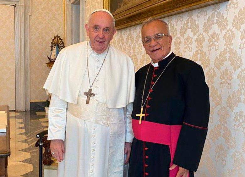 El papa Francisco y monseñor Jorge Enrique Jiménez. FOTO: VATICAN NEWS