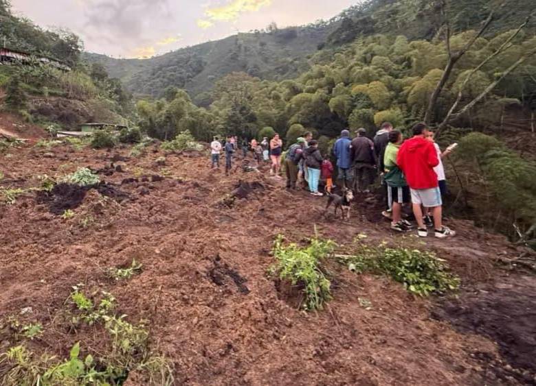 Brigadas de socorro trabajan a contrarreloj en la búsqueda de más personas que puedan estar atrapadas en los escombros. FOTO: X @ViasCaldas