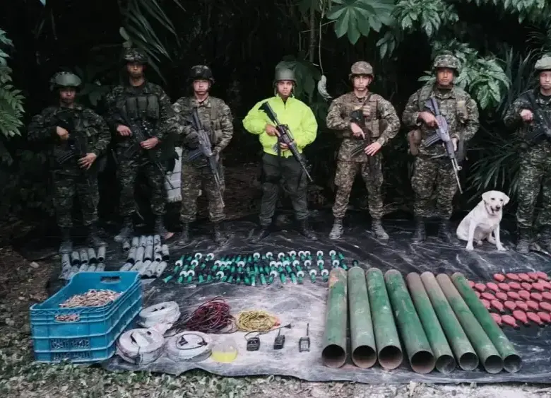 Fueron incautados ocho artefactos de lanzamiento parabólico, 64 granadas tipo tatuco en PVC, 20 detonadores eléctricos, 25 tubos de taquero, 40 frascos con pólvora negra, dos canecas de 15 galones con pólvora, cuatro rollos de cable dúplex, 4.895 cartuchos calibre 7.62 mm y dos radios ICOM. FOTO: Ejército 