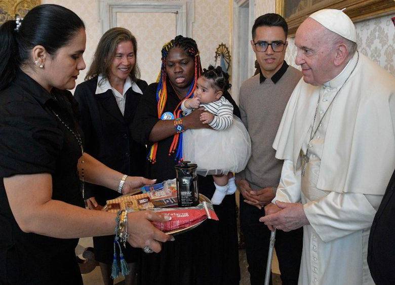El Papa Francisco recibió a víctimas del conflicto armado colombiano hoy en El Vaticano. Foto: El Vaticano