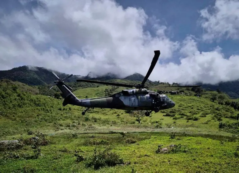 El Ejército está enviando apoyo aéreo para las tropas que pelean en la zona rural de Jamundí, Valle. FOTO: CORTESÍA DEL EJÉRCITO