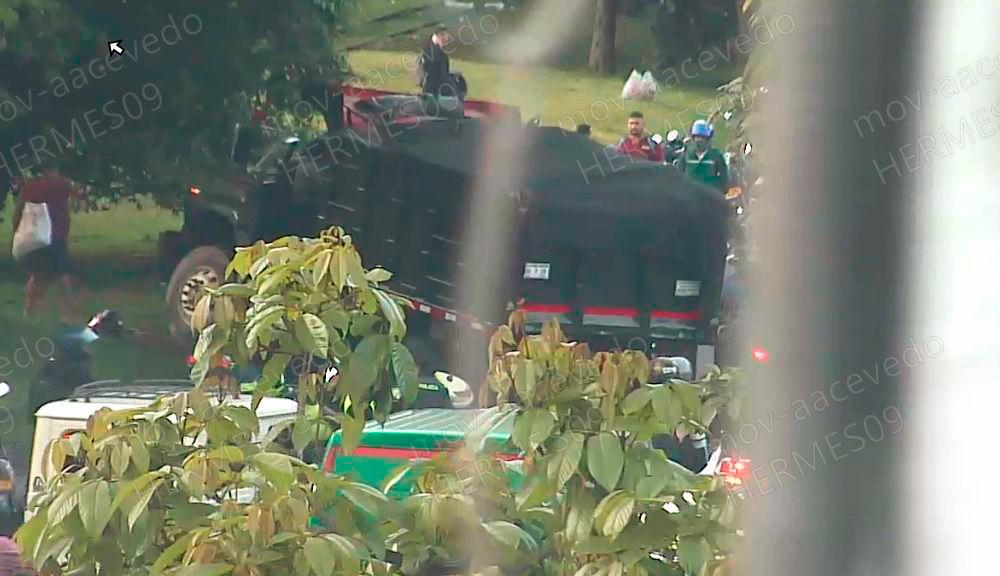 Esta volqueta acabó sobre el separador luego del grave accidente en el que arrolló a cuatro motocicletas y dos carros en la avenida Regional, a la altura de la estación Libertadores de bomberos. FOTO: CORTESÍA