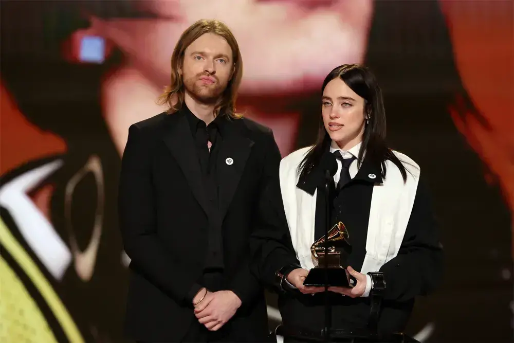 Finneas y Billie Eilish protestaron en contra de ICE durante su discurso en los Grammy 2026. FOTO: Getty
