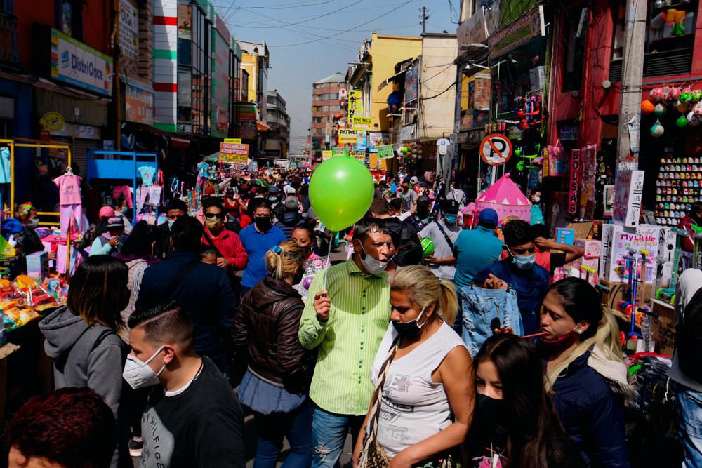 Aunque en Bogotá había pico y cédula esto no fue un inconveniente para que miles de comerciantes salieran a trabajar al centro de la capital. Foto: Paula Thomas