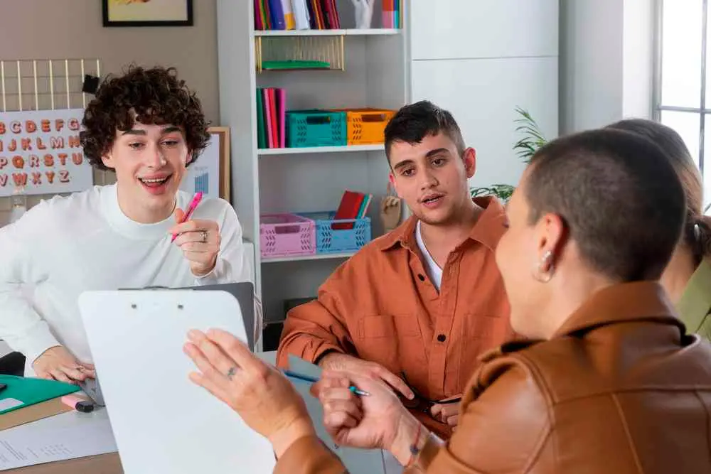 Cada vez más empresas adoptan beneficios emocionales y rutas de aprendizaje para reducir la rotación juvenil. FOTO: CORTESÍA