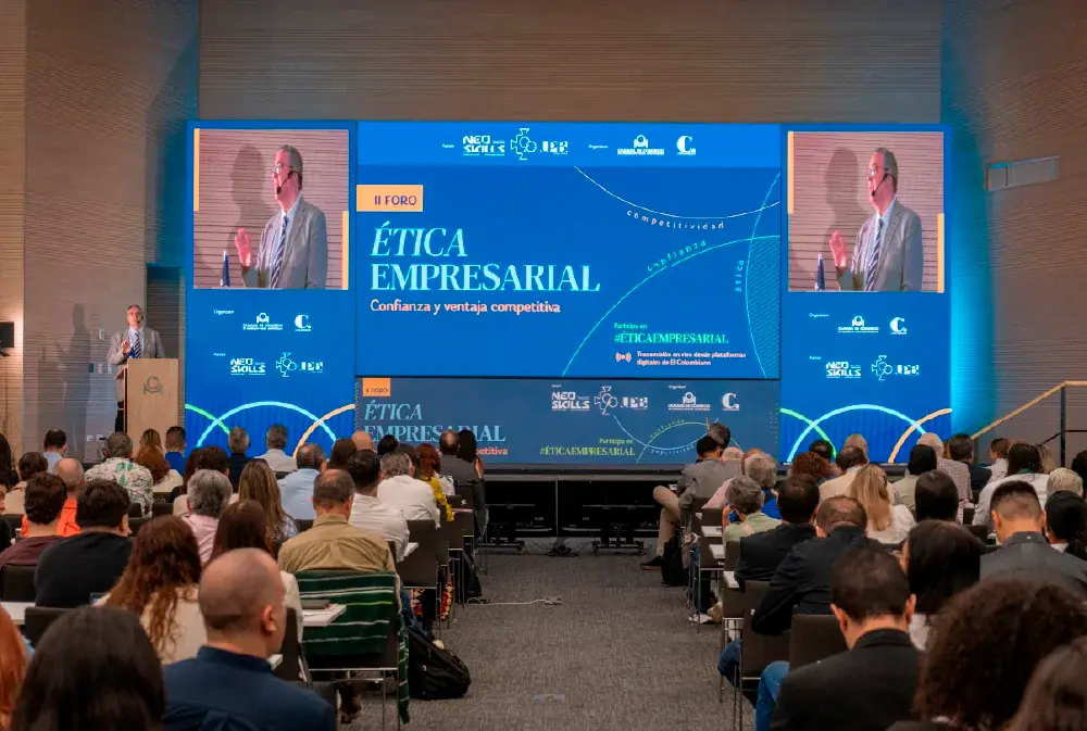 Durante el foro, Albert Cortina, pensador de ética y humanismo, expone el tema “El liderazgo ético y su impacto en las decisiones empresariales”.
