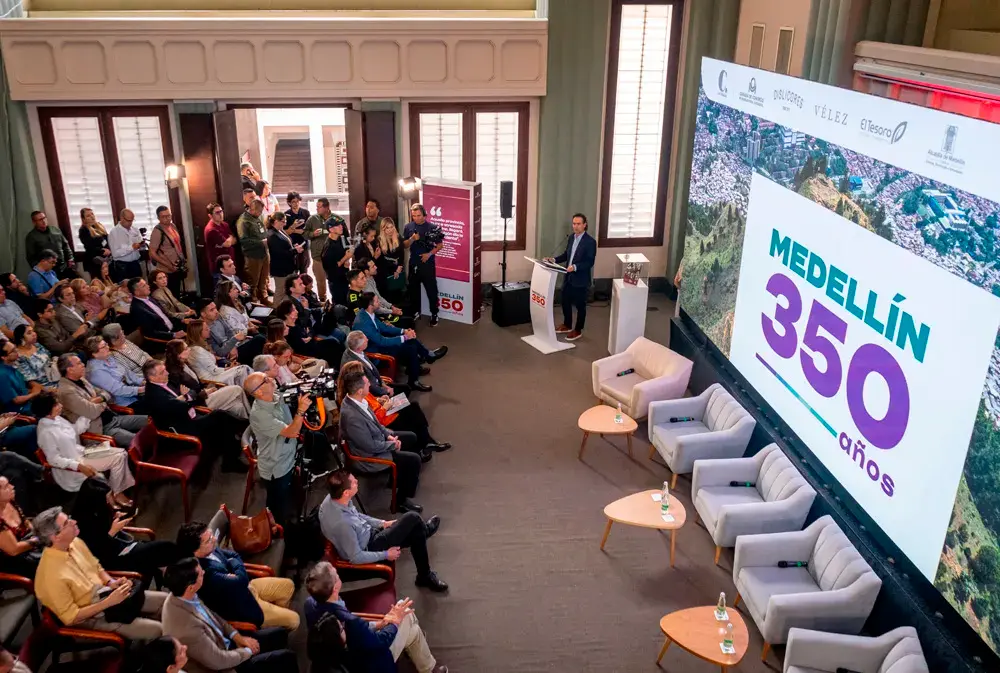 En la sala del antiguo Concejo Municipal (en el Museo de Antioquia), invitados especiales asistieron al lanzamiento del libro Medellín, 350 años.