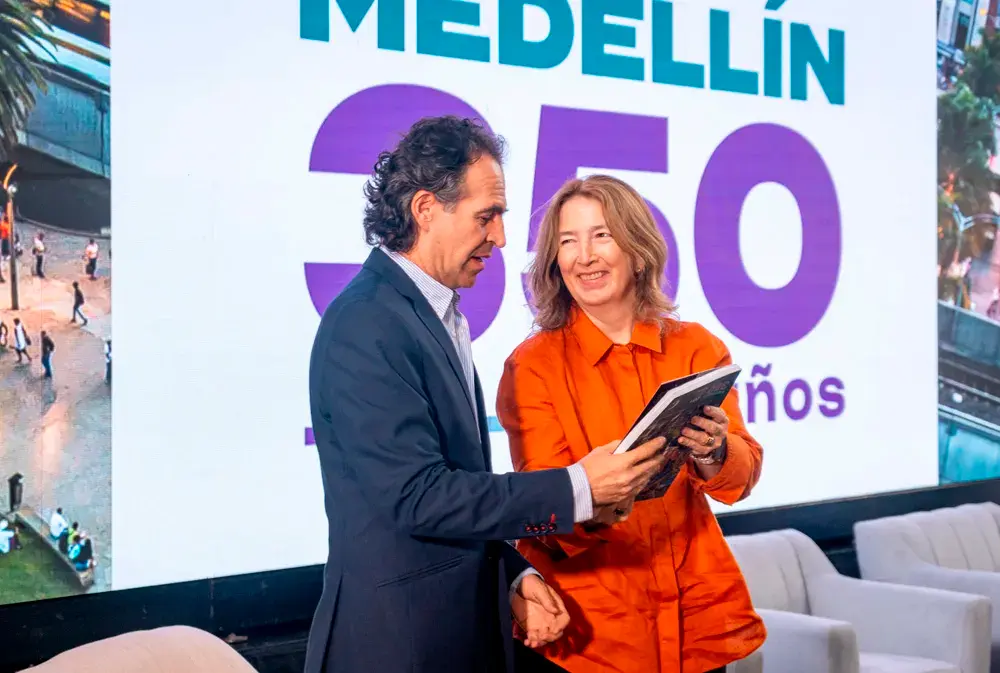 Luz María Sierra, directora del periódico EL COLOMBIANO, entrega oficialmente el libro Medellín, 350 años, al alcalde Federico Gutiérrez.