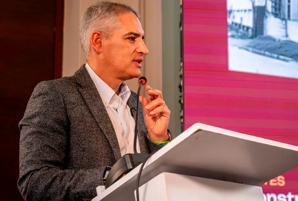Andrés Julián Rendón, Gobernador de Antioquia, brinda palabras al público invitado acerca de los 350 años de Medellín.