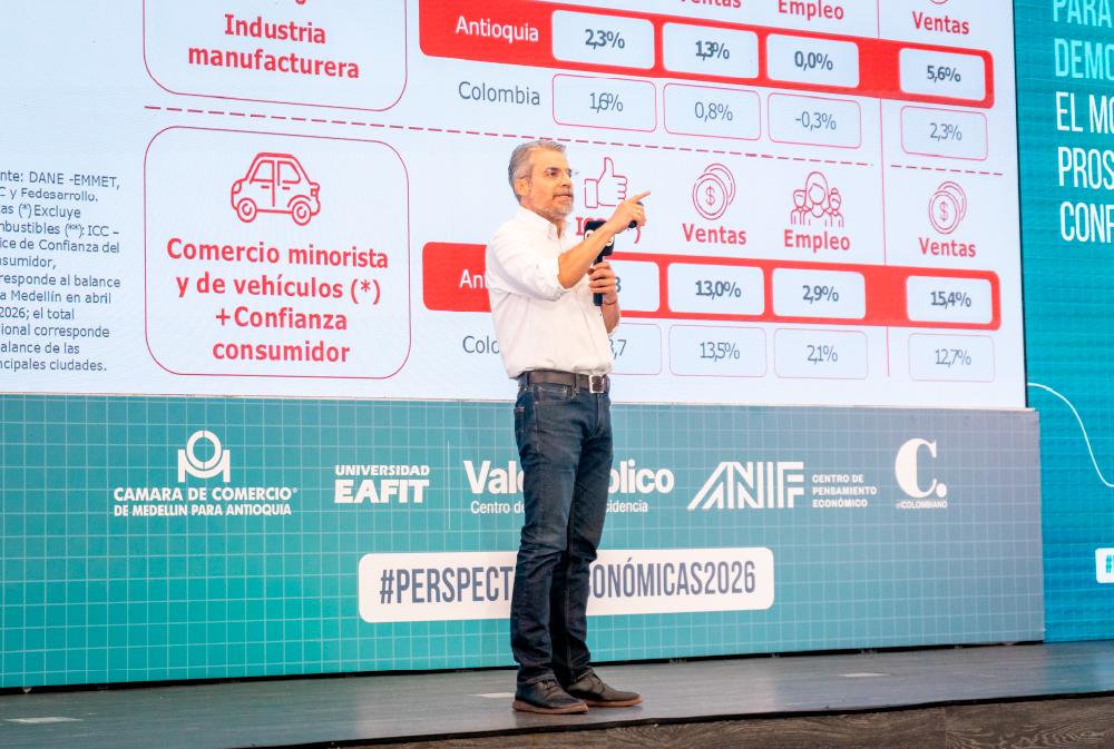 John Fredy Pulgarín, vicepresidente de Competitividad y Desarrollo Empresarial de la Cámara de Comercio de Medellín, presentando el informe de coyuntura regional.