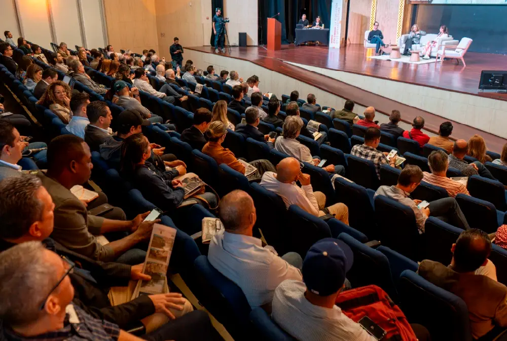 Más de 120 asistentes en el Teatro La Enseñanza, durante el evento “Colombia: la revolución de la infraestructura”.