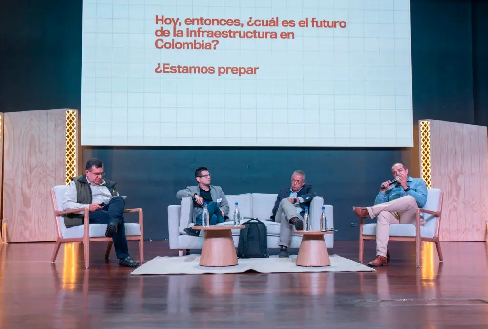 Juan Diego Ortiz conversa con Luis Horacio Gallón, Gustavo Bernal y Ludger Suárez. 