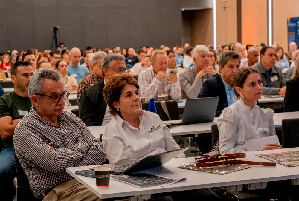 Más de 250 personas asisten al foro Ética Empresarial, ventaja competitiva. Una iniciativa de la Cámara de Comercio de Medellín para Antioquia y El periódico EL COLOMBIANO, con el apoyo de la Universidad Pontificia Bolivariana.