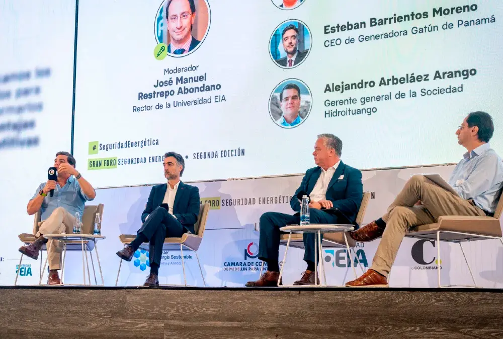 Panel: Rol de las empresas en la confiabilidad del sistema eléctrico. José Manuel Restrepo conversa con Luis Fernando Restrepo, presidente ejecutivo de Integral; Esteban Barrientos, CEO de Generadora Gatún de Panamá; Alejandro Arbeláez, gerente de la Sociedad Hidroituango.