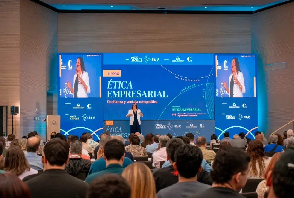 Lourdes Montoya, abogada General y Global Anticorrupción de Honeywell Aerospace, experta en ética y cumplimiento. Durante el foro expone el caso de incumplimiento y reputacional de Walmart en el 2012 para revelar la importancia de ver el compliance más allá de un trámite burocrático. 