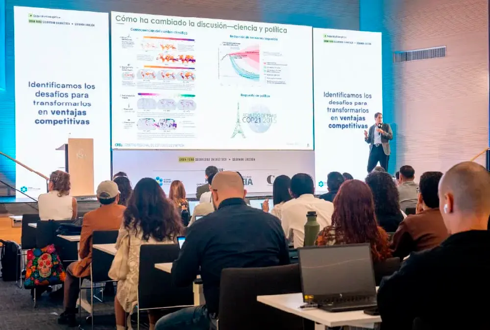 Ponencia “Escenarios energéticos en Colombia” por Tomás González, exministro de Minas y Energía. 