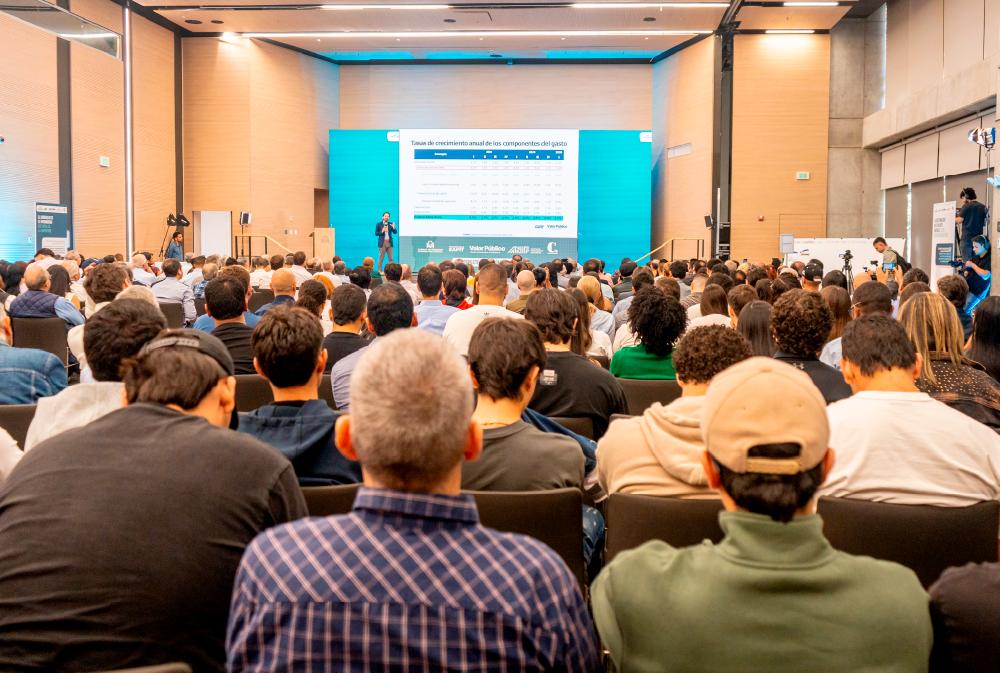 Más de 350 personas asistieron de forma presencial al foro.