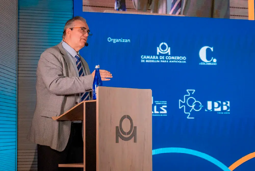 En el segundo momento, Albert Cortina, pensador de ética y humanismo, expone como en tiempos de las capacidades aumentadas, el líder humanista debe detectar a quienes dan mucho sin especular, convirtiéndose en luz para las empresas.