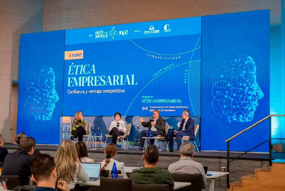 Charla de cierre acerca de la ética como fundamento de la confianza dirigida por eminentes exponentes en el ámbito educativo, empresarial y periodístico. Luz María Sierra, Lina Vélez, Juan David Correa, en conversación con el padre Diego Marulanda.