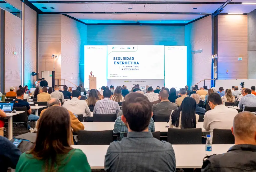 Más de 360 asistentes en la Cámara de Comercio de Medellín, sede Poblado, durante el foro “Seguridad Energética: competitividad y sostenibilidad”.
