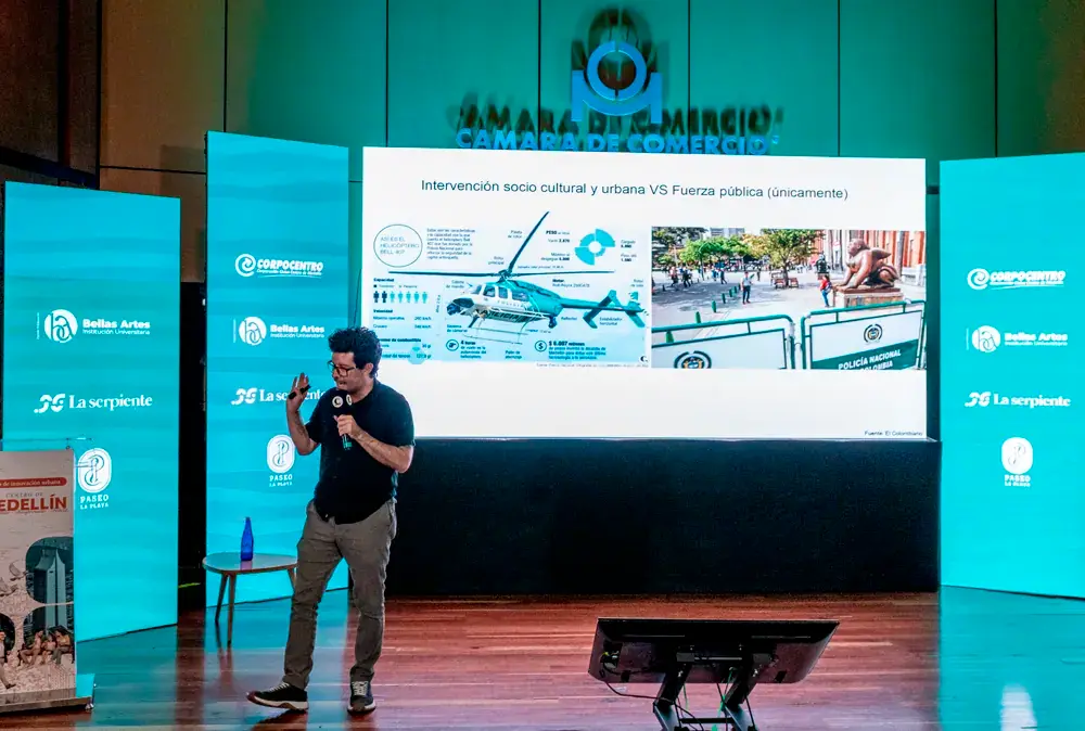 Durante el foro, Óscar Mauricio Santana, expuso la importancia de las intervenciones socioculturales en el espacio público frente a la exclusividad de la fuerza pública, buscando soluciones más integrales y sostenibles.