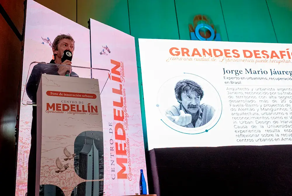 El reconocido arquitecto y urbanista Jorge Mario Jáuregui, experto en recuperación de territorios segregados, comparte las lecciones aprendidas en proyectos de transformación urbana en Brasil y su pertinencia para Medellín.
