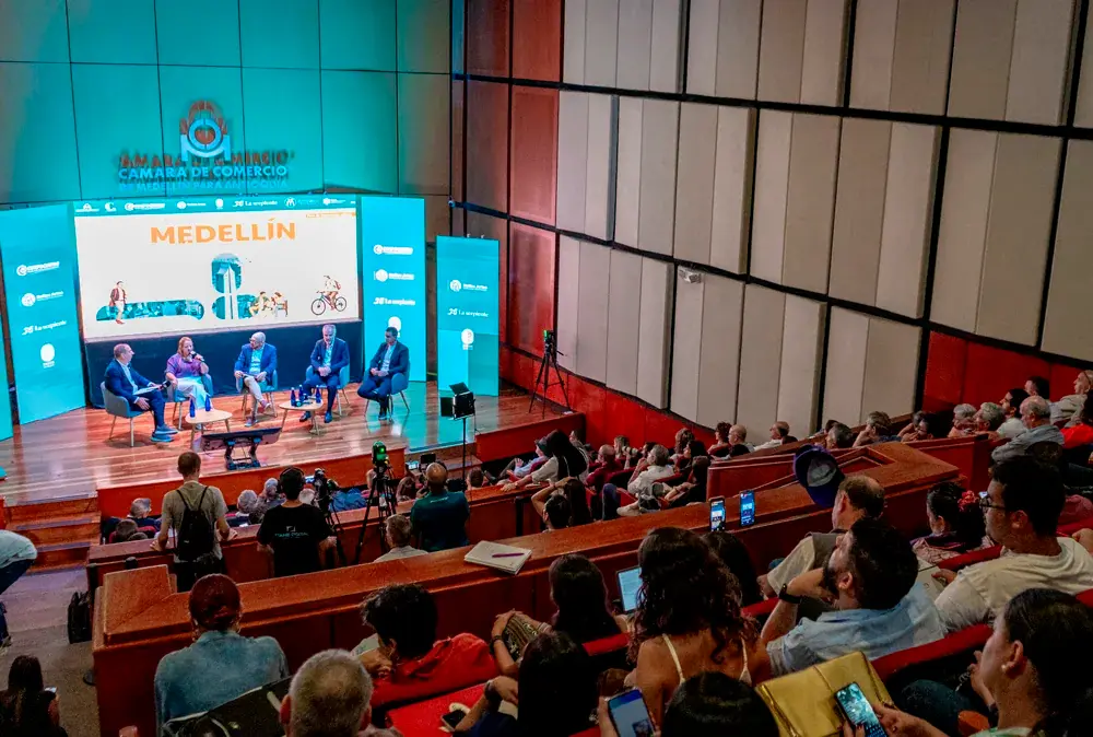 Juan Manuel Patiño, Martha Isabel Tamayo, Felipe Echeverri y Juan Pablo Salazar intercambian ideas con Jorge Mario Puerta acerca de los desafíos de hábitat y los nuevos modelos de habitabilidad necesarios para el desarrollo económico del Centro de Medellín. 