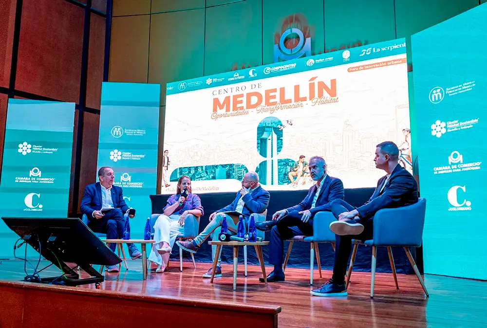 Panel de discusión que analiza las dinámicas socioespaciales y los proyectos clave que están reconfigurando el hábitat en el Centro, buscando un equilibrio entre desarrollo y sostenibilidad social.