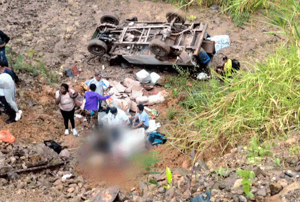 Los bomberos extrajeron el cuerpo de la mujer fallecida y trasladaron al hospital municipal a los heridos. FOTO: CORTESÍA