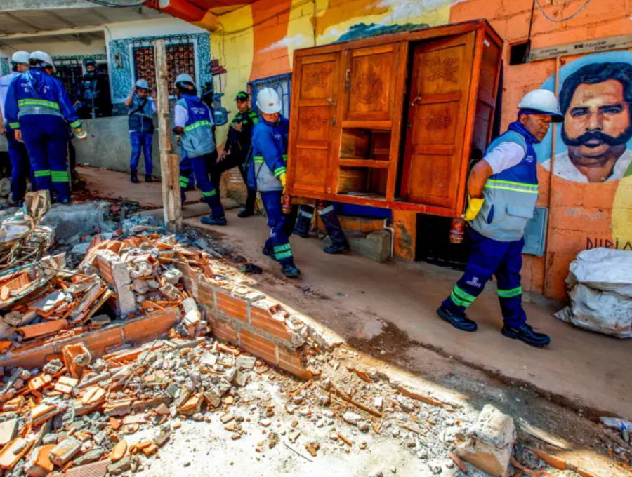 Funcionarios de la Alcaldía de Medellín ayudaron a sacar las pertenencias de los habitantes, a bodegas o casas donde se albergaron. Foto: Julio César Herrera.