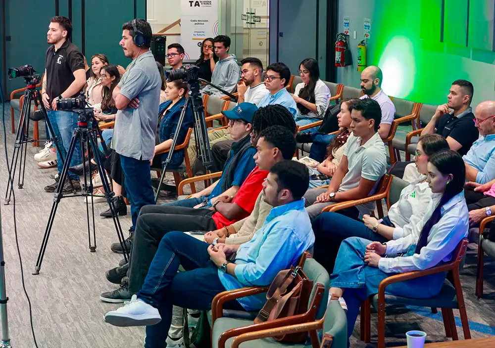Público joven y adulto en la grabación de la conversación en vivo: Un parche para no quedarse callado.