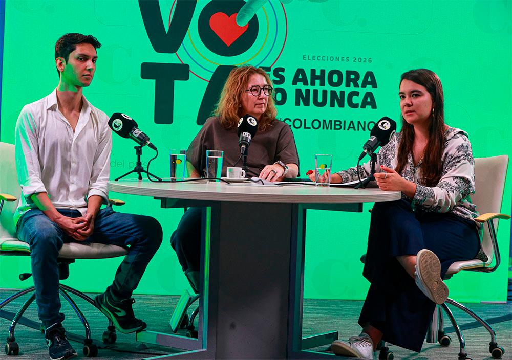 Luz María Sierra, directora del periódico EL COLOMBIANO conversa con María José Bernal, directora de Fenalco, Antioquia, y Miguel Maya, representante juvenil del Parche Fenalco.