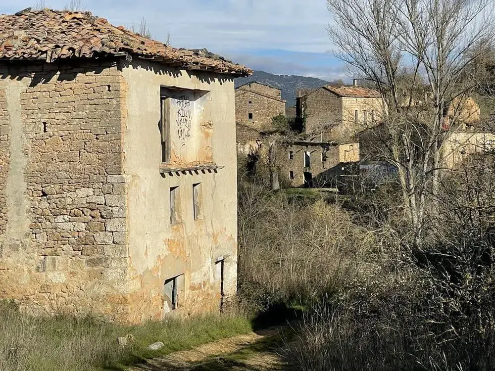 Bárcena de Bureba, en la provincia española de Burgos, permaneció abandonado desde la década de 1970 y ahora busca recuperar habitantes a través de un modelo de vida sustentable y comunitario. FOTO: Destino Burgos.