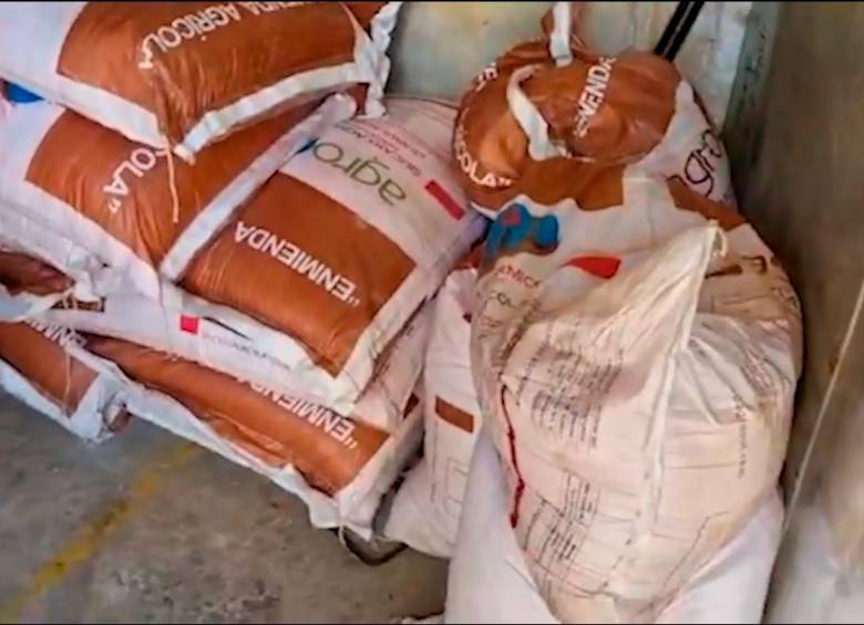 El material explosivo estaba escondido en unos bultos de insumos agrícolas, según informaron las autoridades. FOTO: CORTESÍA POLICÍA MEVAL