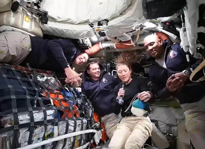 Los astronautas de la tripulación de Artemis II, durante la rueda de prensa realizada desde la órbita lunar. Foto: Transmisión de la Nasa