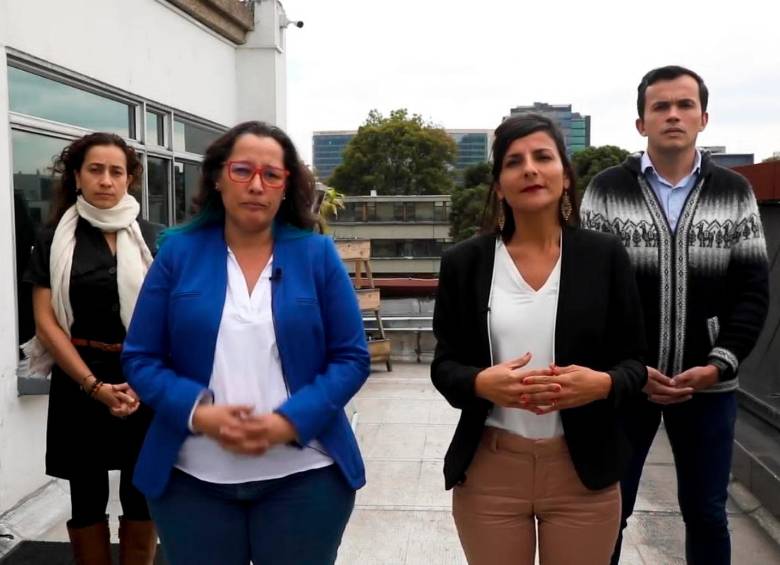 La ministra de Minas y Energía, Irene Vélez, y la viceministra de Energía, Belizza Ruiz, anunciando la revisión de la regulación tarifaria de energía. FOTO Minminas. 