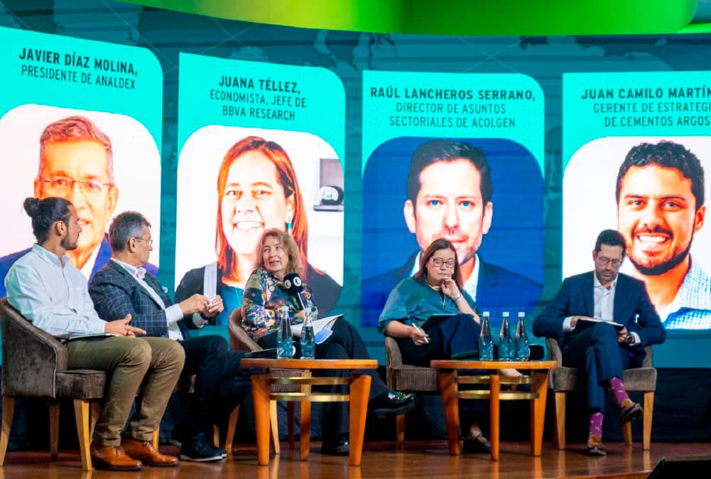 Panel 1. Colombia en la nueva geografía del comercio mundial. Juan Camilo Martínez, Javier Díaz Molina, Luz María Sierra, Juana Téllez y Raúl Lancheros.