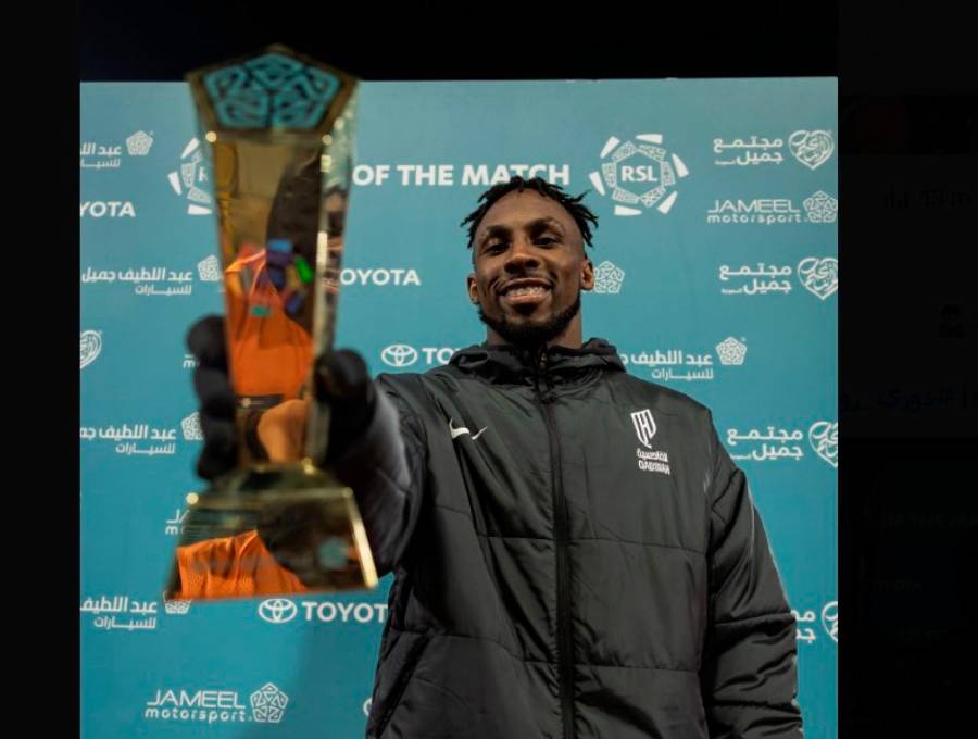 El delantero colombiano Julián Quiñones, quien también se nacionalizó mexicano igualó a Cristiano Ronaldo como goleador de la Saudi Pro League.FOTO TOMADA X@Alqadsiah